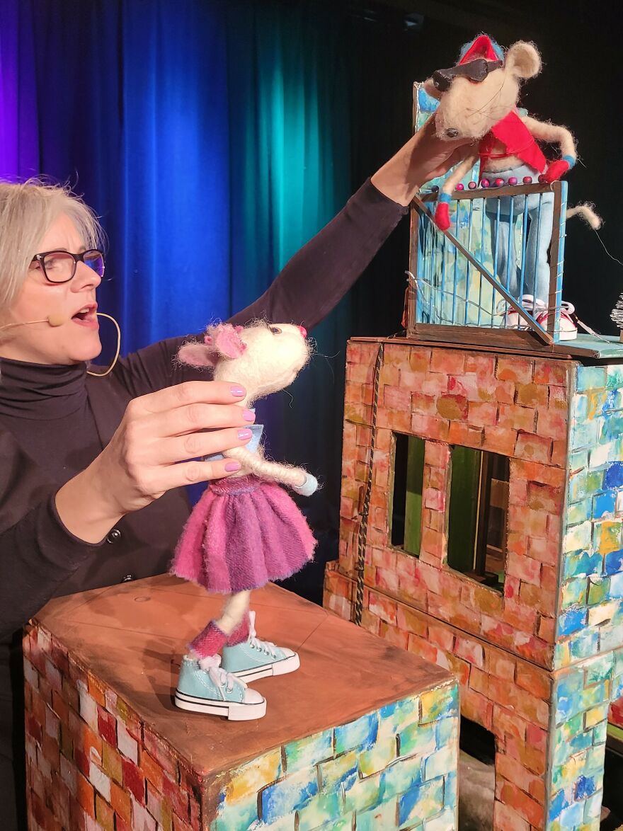 Mice, A Cat, A Pigeon And A Wool Ant Come To Life On Stage (13 Pics) Mice, A Cat, A Pigeon And A Wool Ant Come To Life On Stage (13 Pics)