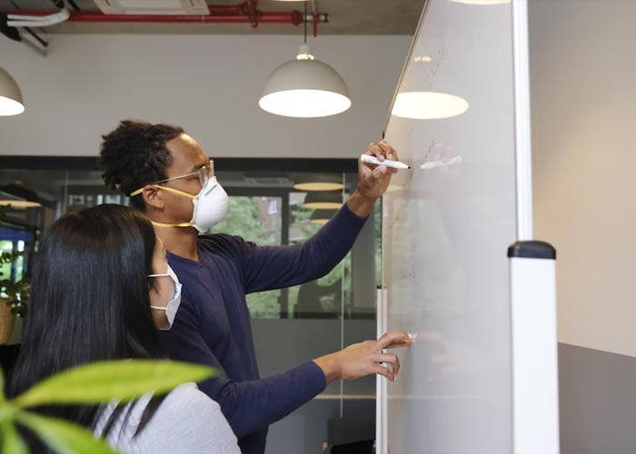 31 “Small, Low-Key Signs” That A Person Is Really Intelligent