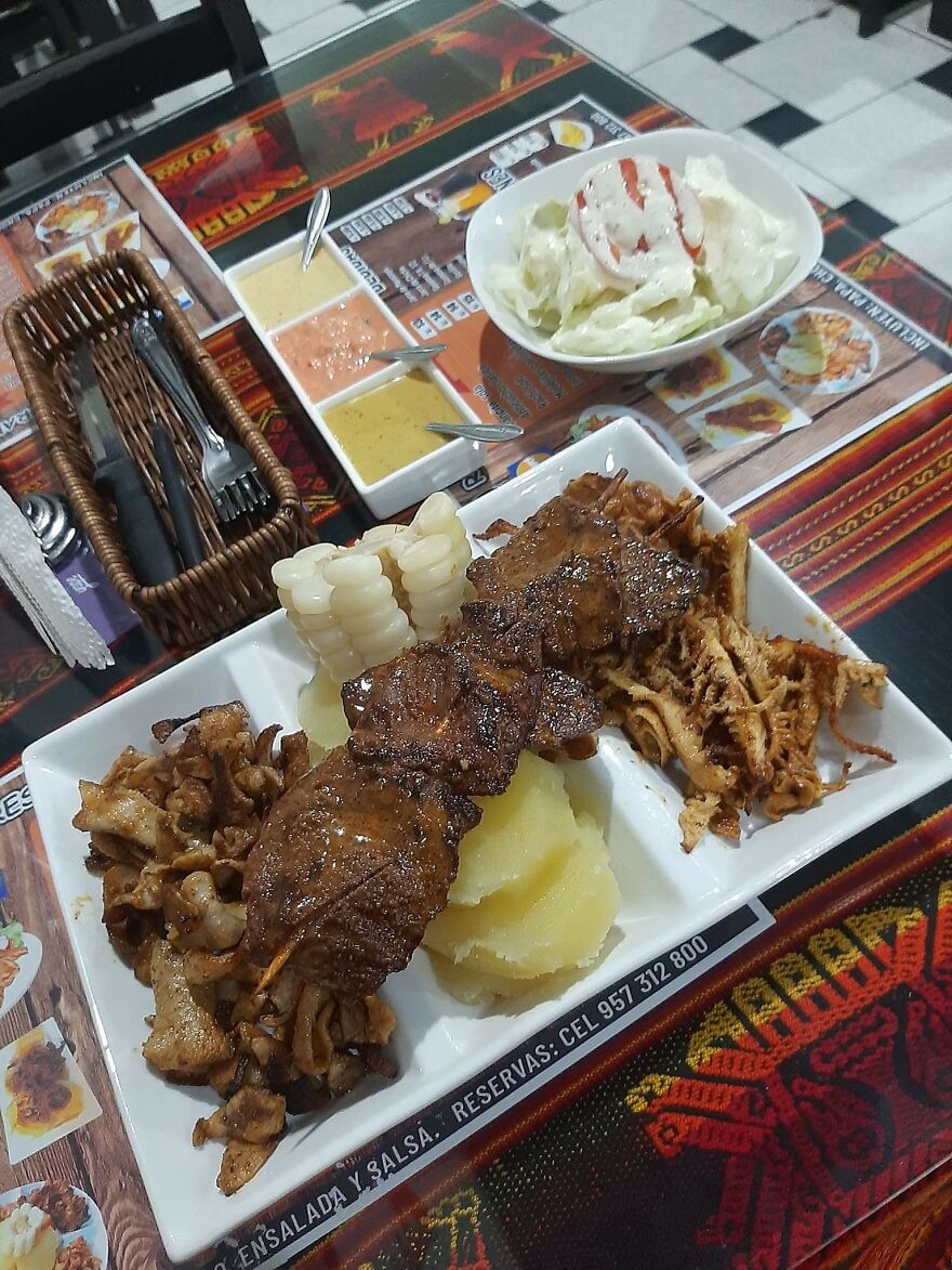 Restaurant Owner Feeds Every Homeless Dog That Visits Restaurant Owner Feeds Every Homeless Dog That Visits