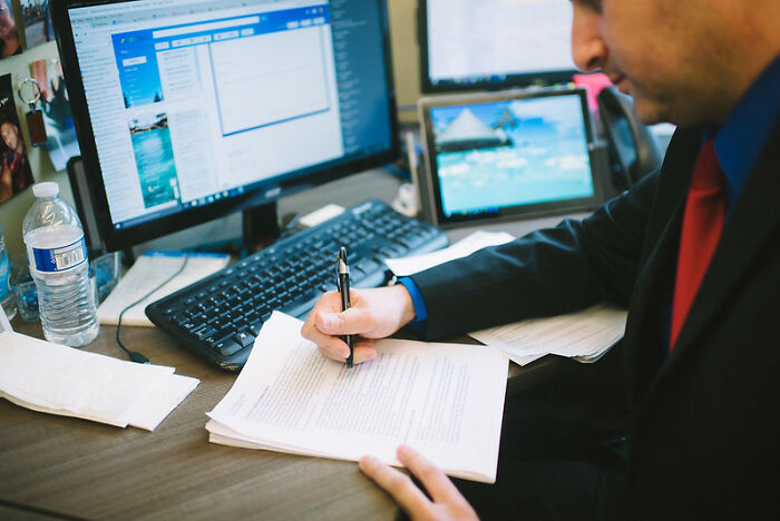 30 Signs That The Workplace You’ve Entered Isn’t Worth Staying In, As Shared By Folks Online