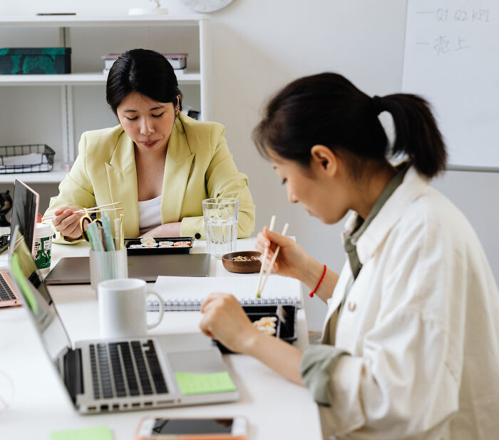 35 Workplace Behaviors That People Say Are Actually Toxic