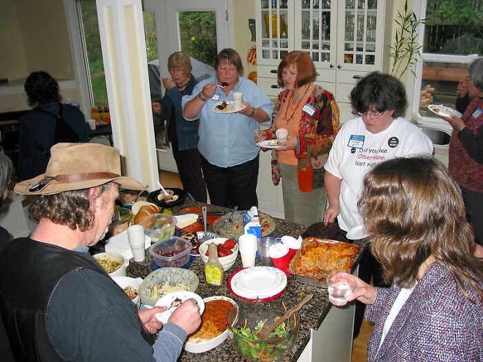 35 Workplace Behaviors That People Say Are Actually Toxic