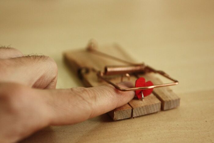 20 Actitudes que parecían normales en una relación hasta que se empieza a salir con otras personas