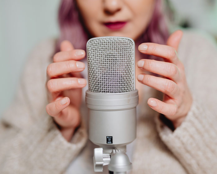 A microphone and person's hands 