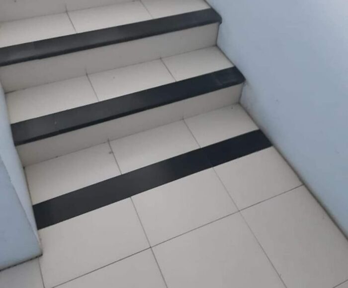 Y sí: me "tropecé" al bajar porque pensé que me faltaba un escalón más