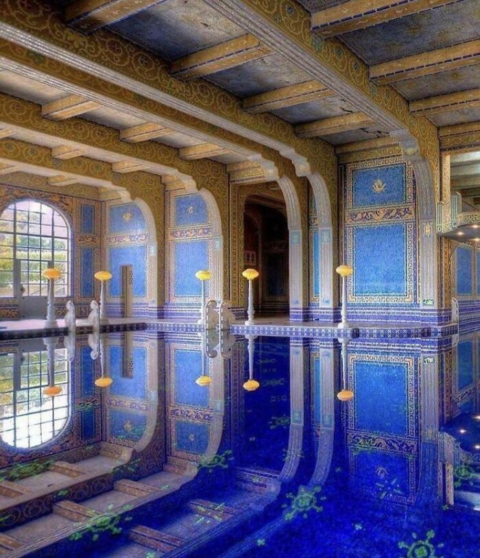 La piscina azul en el Castillo Hearst, San Simeón, California