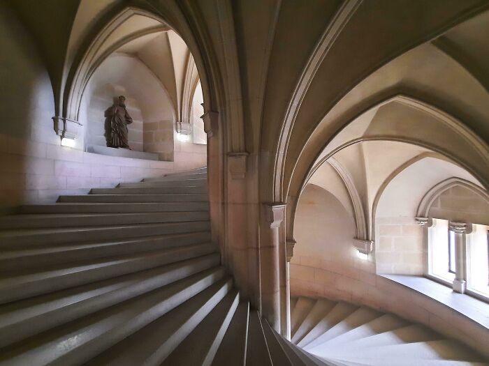 Hermosa escalera de caracol en Bojnice, Eslovaquia