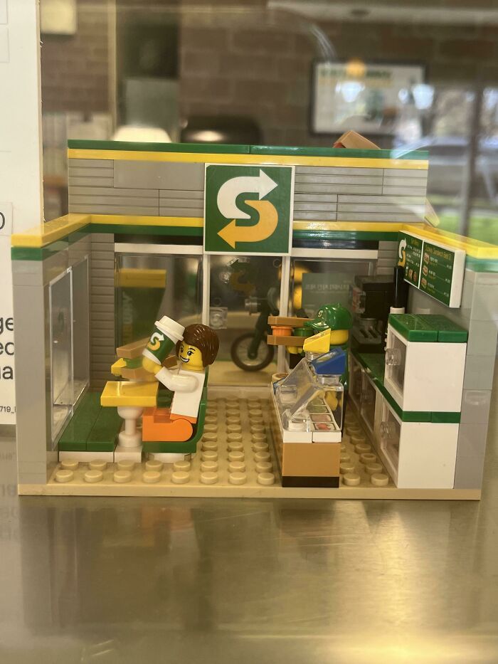 Mi Subway local tiene esto por encima de los vegetales