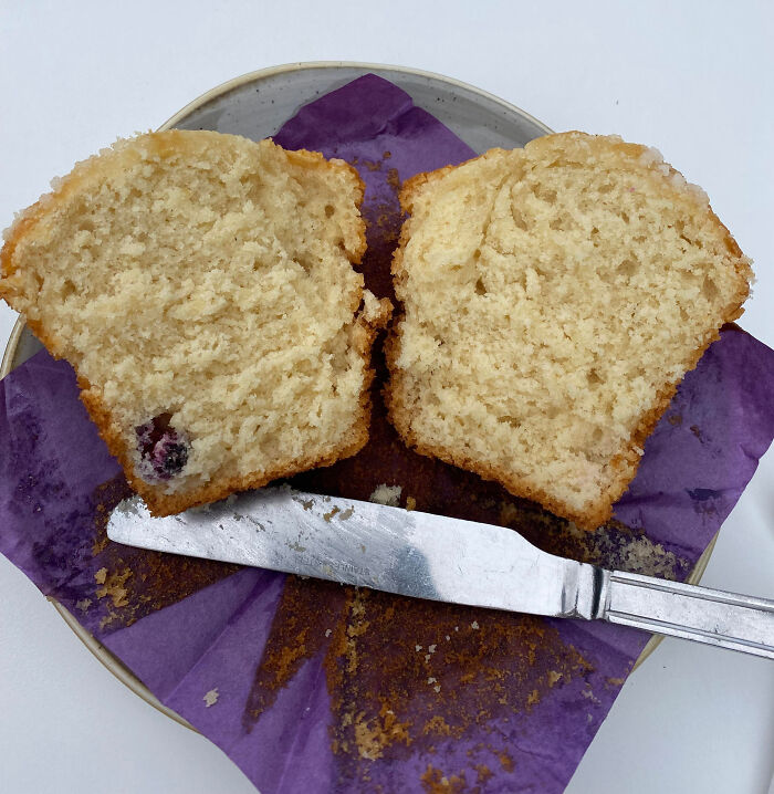 Esta magdalena con “arándanos” que acabo de pedir