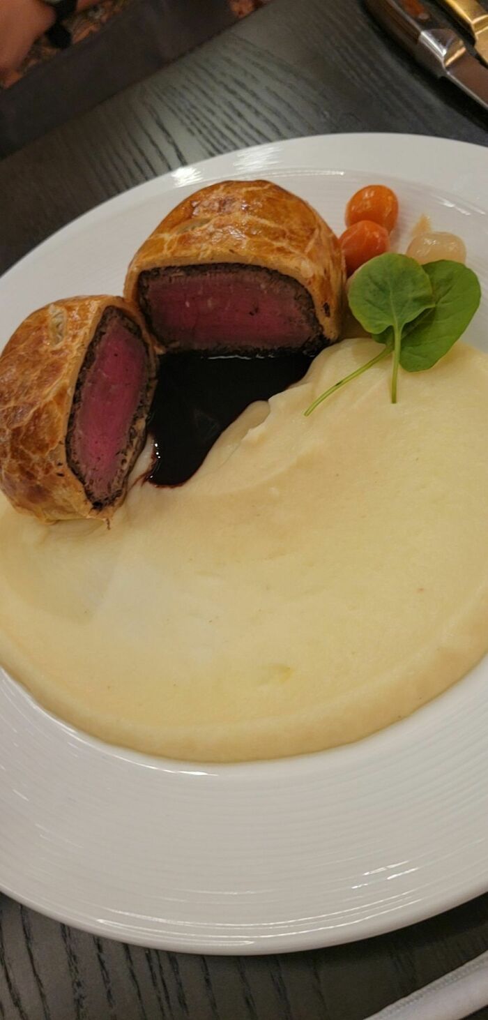 Gordon Ramsey's Signature Beef Wellington @ Hell's Kitchen