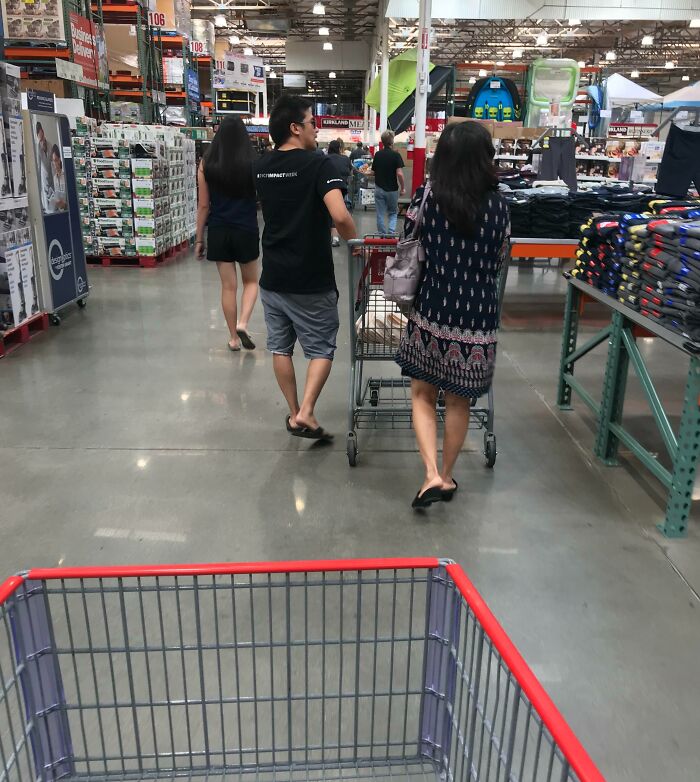 The Woman Pushing The Car Is Blind. The Man Right Next To Her Repeats Every Single Thing He Sees - What’s On Sale, The Brands And Styles