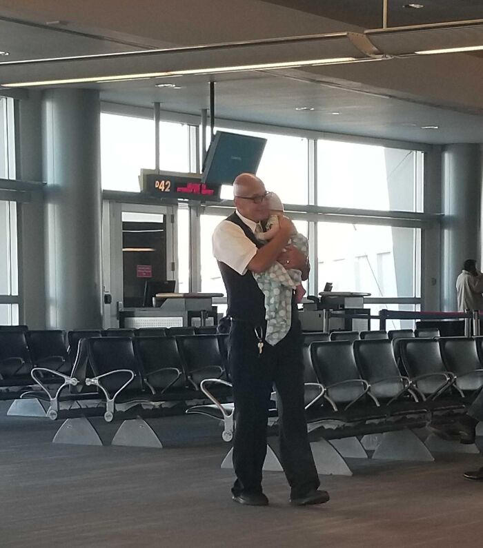 This Gate Agent Offered To Help An Exhausted Mother Travelling Alone Calm Down Her Crying Infant
