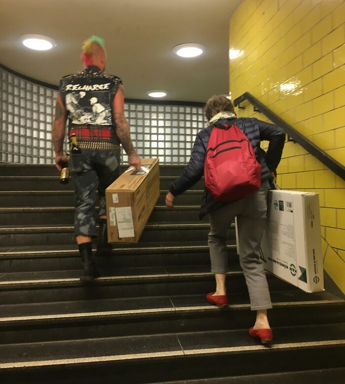 This Punk Helping A Woman Carry Heavy Stuff In Berlins Subway