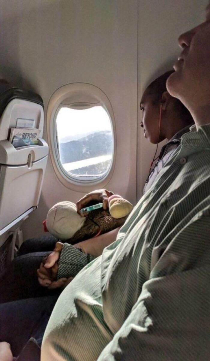 This Beautiful Girl Was Scared During Takeoff & Asked If She Could Hold This Stranger’s Hand. Man: “Of Course! It’s Going To Be Ok”