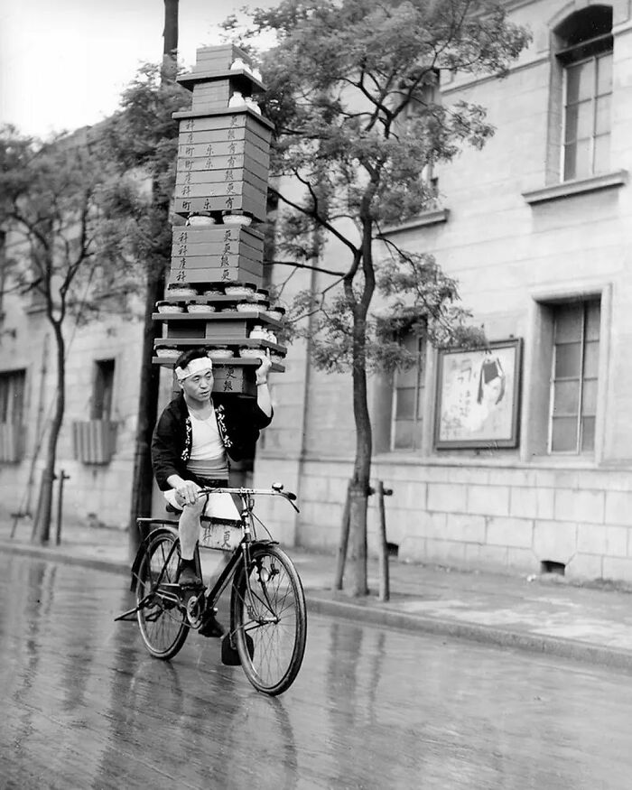 Soba Noodles Deliveryman In Tokyo, Japan. 1935. Photo By The Mainichi Shimbun