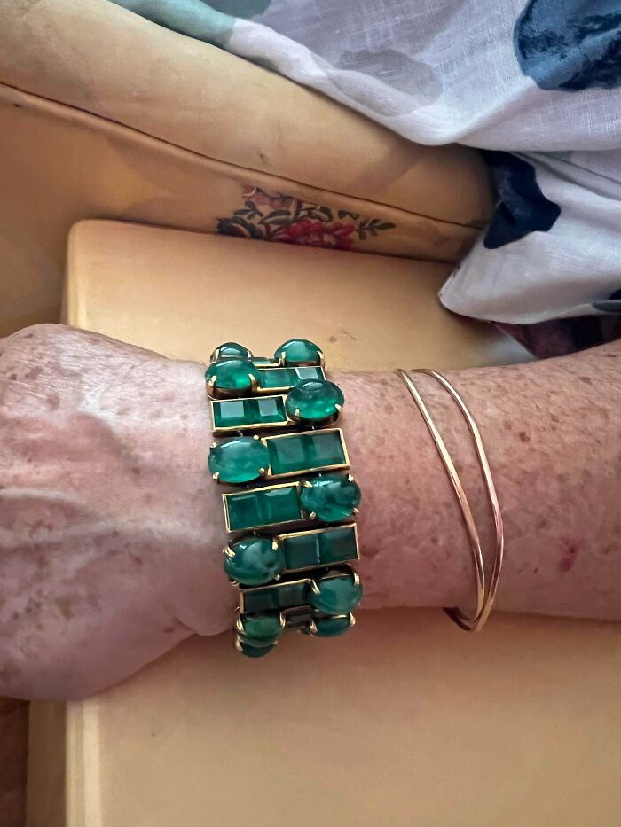 Pulsera de esmeraldas heredada de un difunto novio de mi mamá. Usado por una famosa modelo de Vogue, Jean Patchett. Un icono de la moda de finales de los 40 a principios de los 60