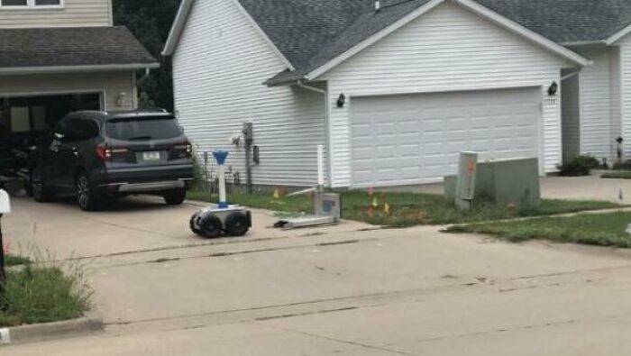 Robot Drove Itself Down The Sidewalk From The Corner, Then Docked At This House. No Visible Operator, And The House Seems To Have More Units In The Garage