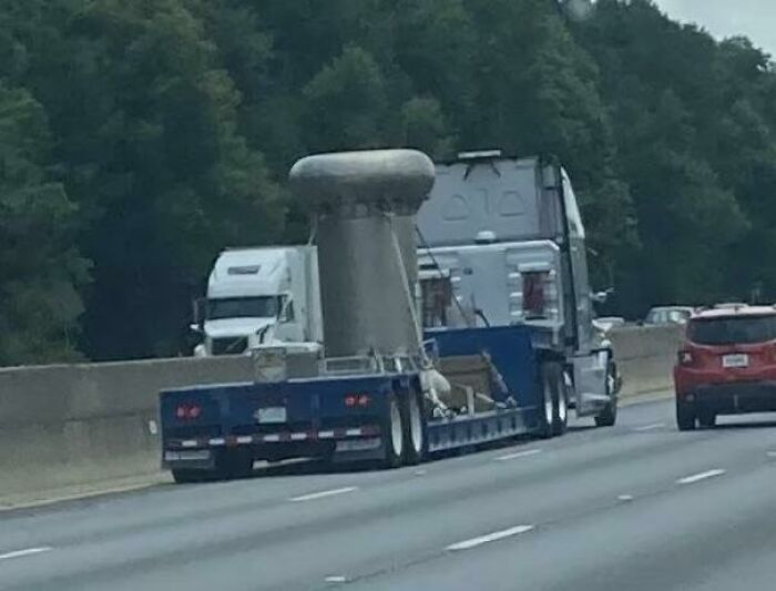  Los carteles de este camión dicen “radiactivo”. Es un contenedor con forma de mancuerna 