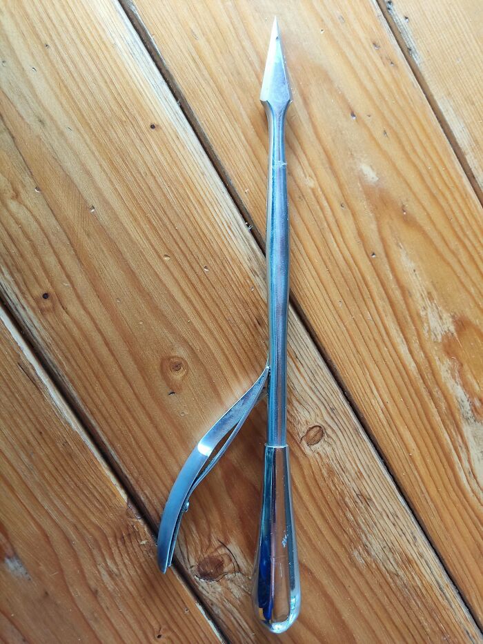 ¿Qué es esto? Lo encontré cerca de otros instrumentos quirúrgicos, pero puede que no esté relacionado con eso