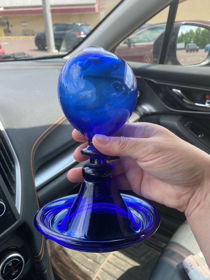 Una cosa de cristal azul que encontré en Goodwill. Mide alrededor de 13 cm de alto con un agujero en la parte de arriba 