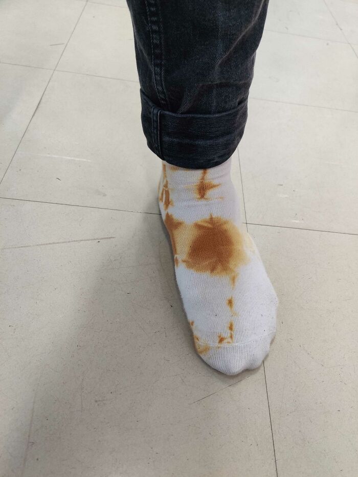 Unos calcetines teñidos que parecen haber sido usados como papel higiénico 