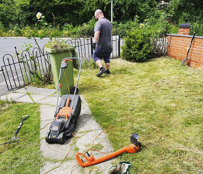 Woman &ldquo;Rents Out&rdquo; Her Handy Husband As A Joke, Turns It Into A Full-Time Business