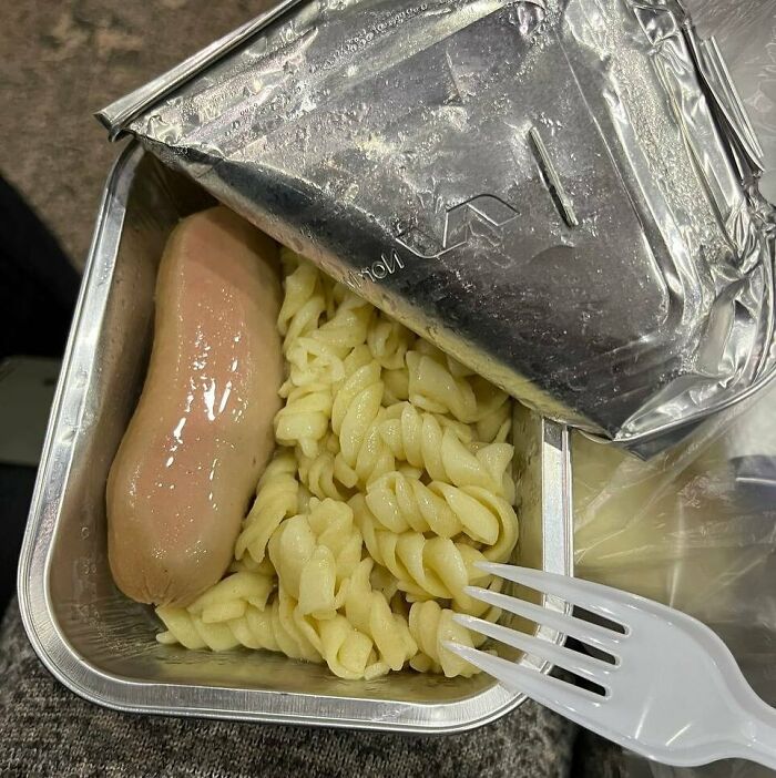 Mi vuelo se retrasó más de 12 horas, por lo que se supone que la aerolínea debe proporcionar comida a los pasajeros...