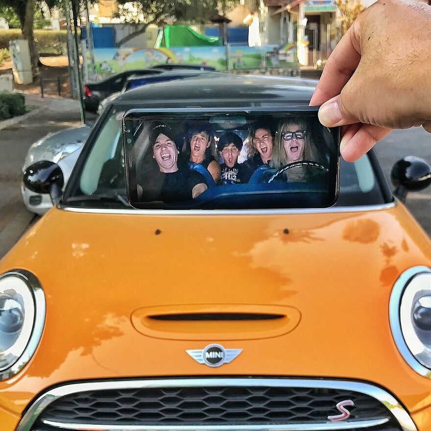 A combination of real-life scene with a pic on a smartphone