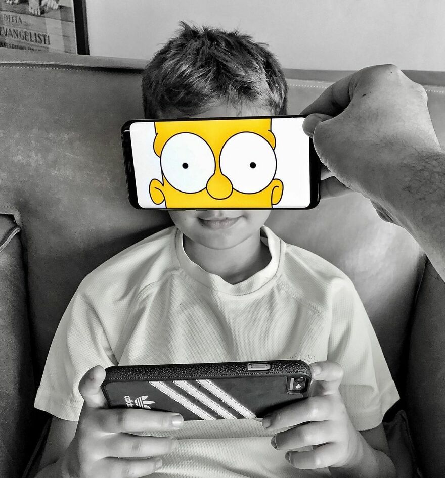 A combination of real-life scene with a pic on a smartphone