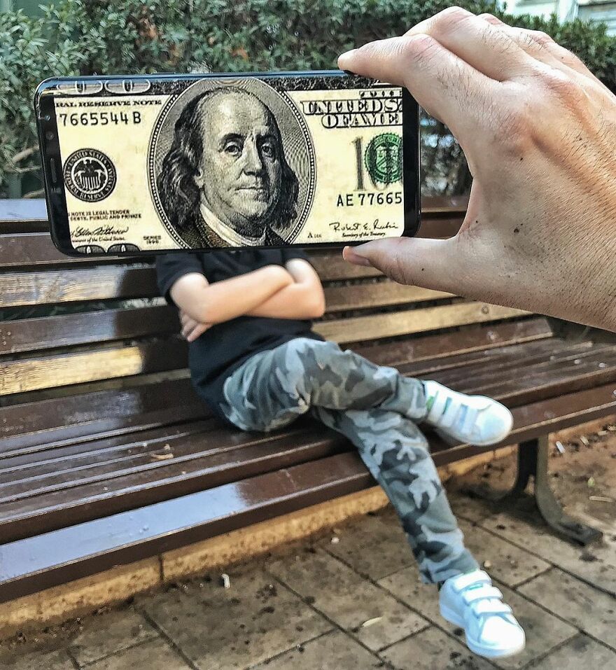 A combination of real-life scene with a pic on a smartphone