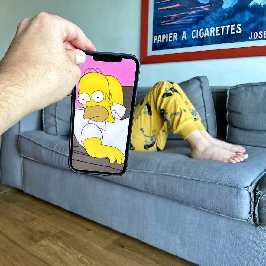 A combination of real-life scene with a pic on a smartphone