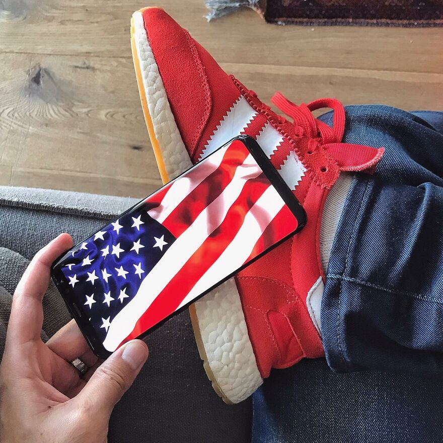 A combination of real-life scene with a pic on a smartphone