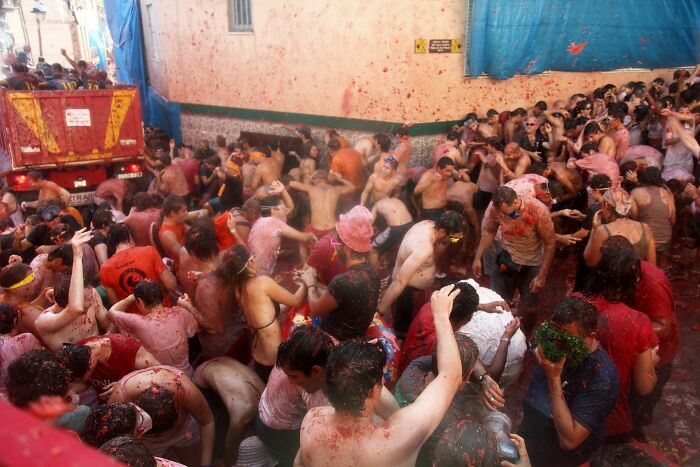 Buñol, Spain, Hosts A Massive Food Fight Where Overripe Tomatoes Are Used