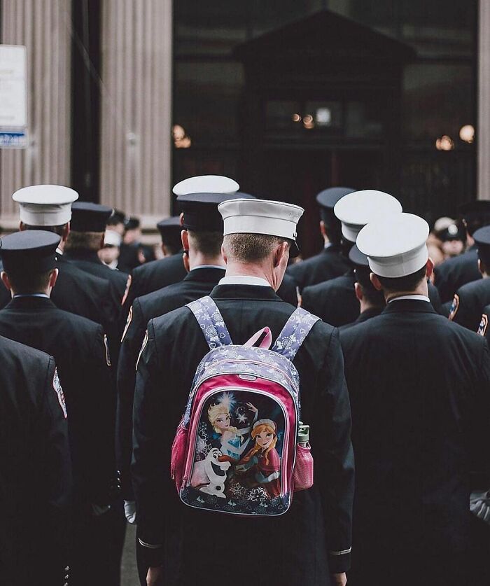 Instagram Account Collects And Shares Pictures That Capture Chance Encounters In Public Places (50 New Pics)