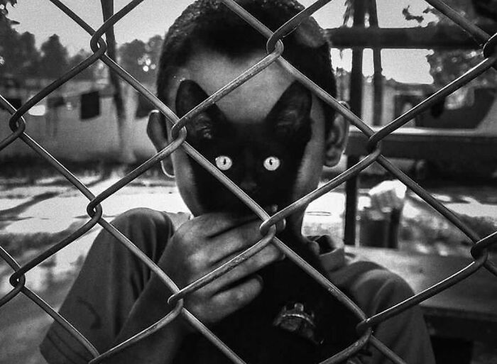 Instagram Account Collects And Shares Pictures That Capture Chance Encounters In Public Places (50 New Pics)