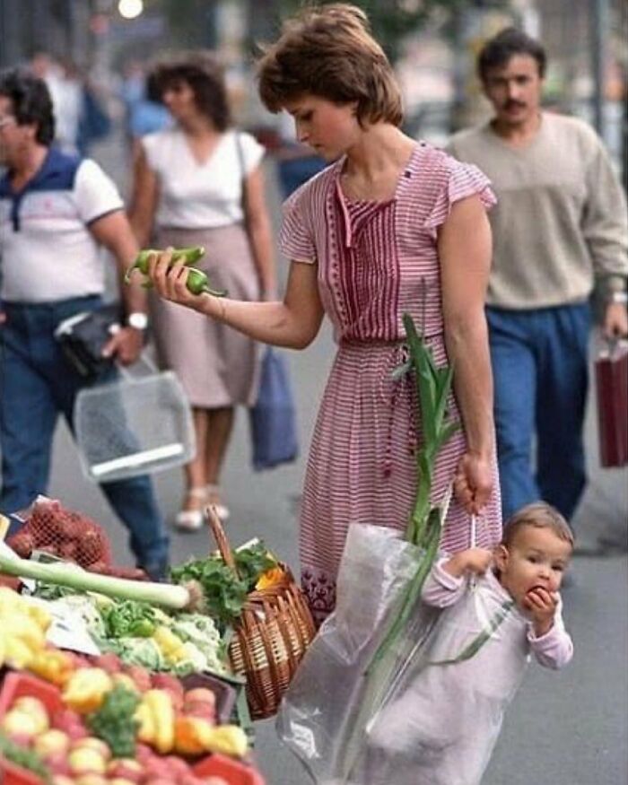 Instagram Account Collects And Shares Pictures That Capture Chance Encounters In Public Places (50 New Pics)