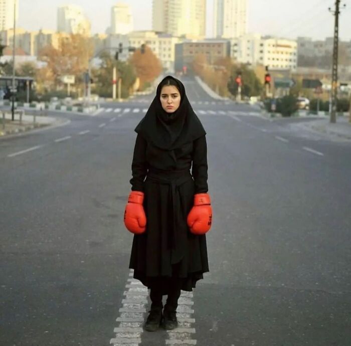 Instagram Account Collects And Shares Pictures That Capture Chance Encounters In Public Places (50 New Pics)