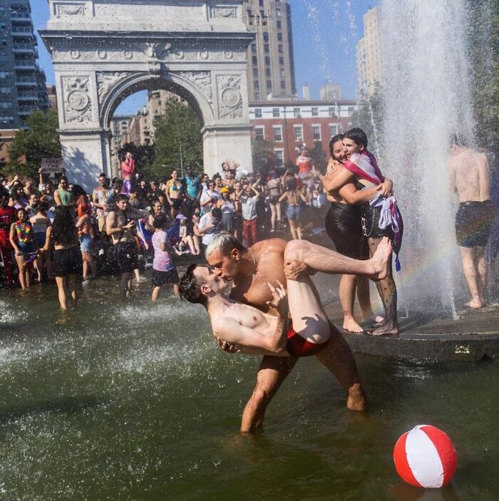 Instagram Account Collects And Shares Pictures That Capture Chance Encounters In Public Places (50 New Pics)