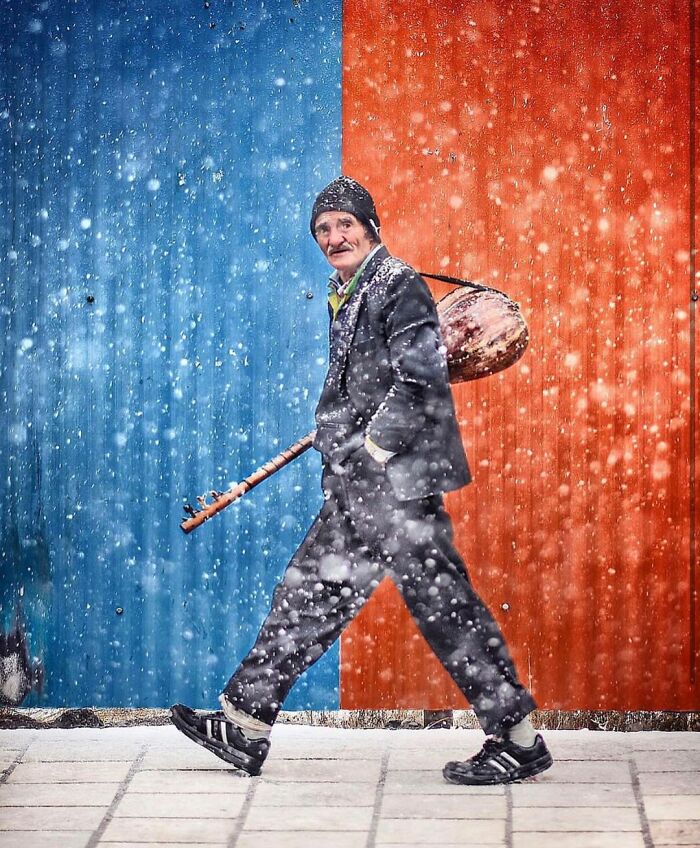 Instagram Account Collects And Shares Pictures That Capture Chance Encounters In Public Places (50 New Pics)