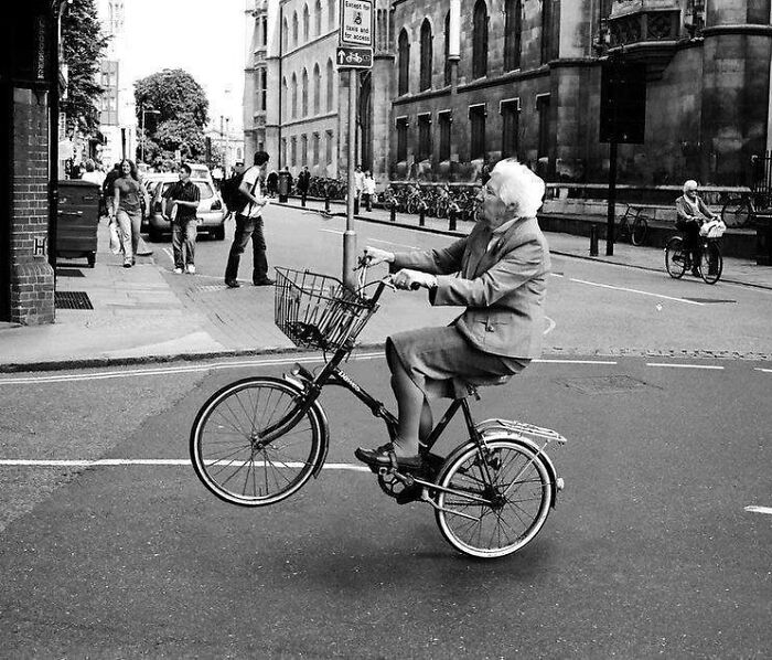 Instagram Account Collects And Shares Pictures That Capture Chance Encounters In Public Places (50 New Pics)