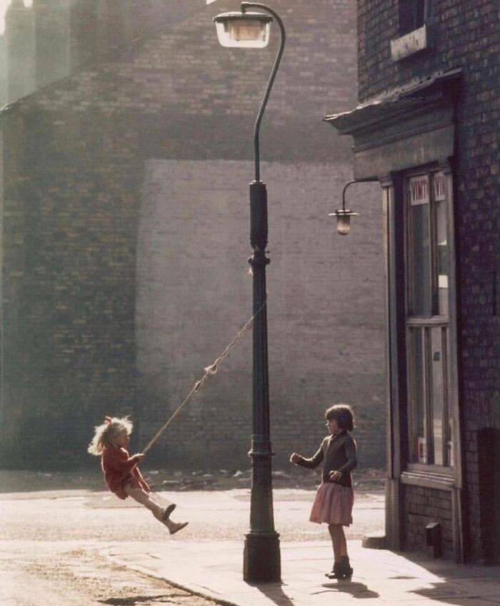 Instagram Account Collects And Shares Pictures That Capture Chance Encounters In Public Places (50 New Pics)