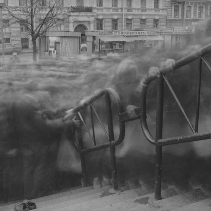 Instagram Account Collects And Shares Pictures That Capture Chance Encounters In Public Places (50 New Pics)