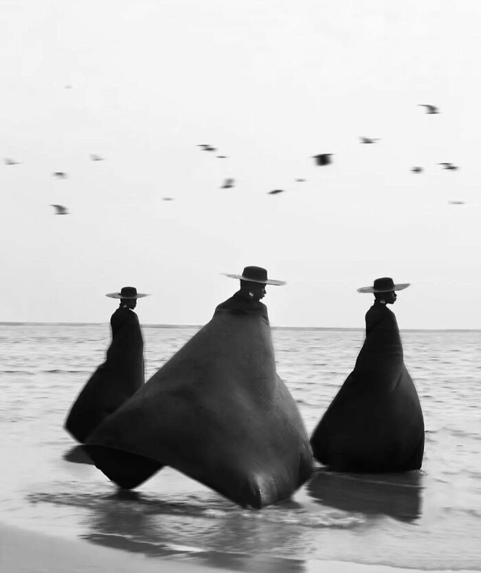 Instagram Account Collects And Shares Pictures That Capture Chance Encounters In Public Places (50 New Pics)