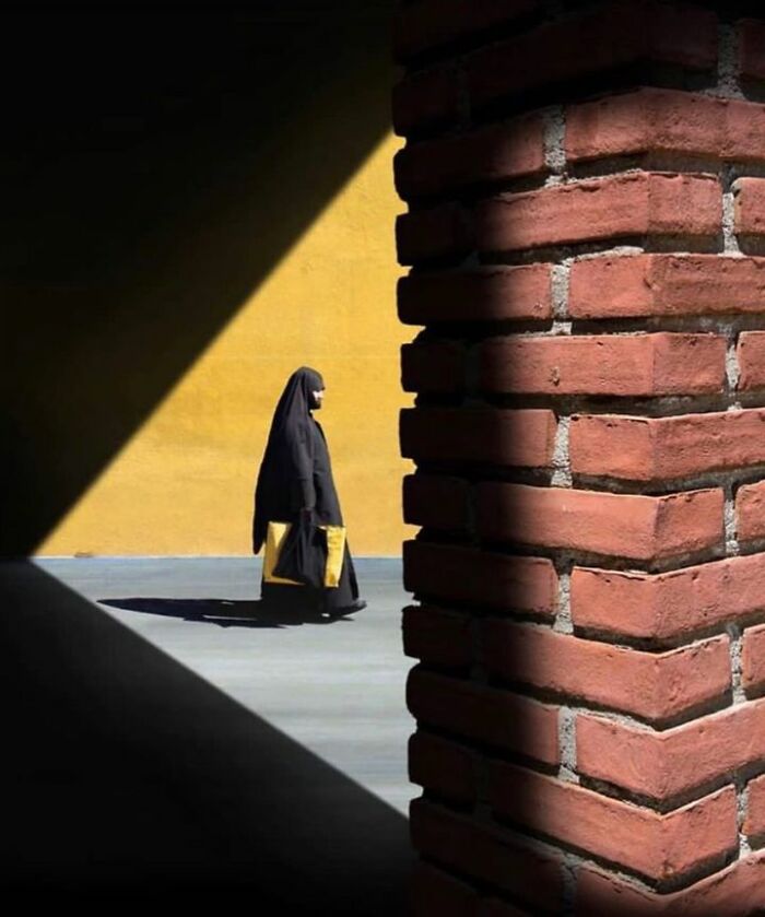 This Instagram Account Features Amusing Street Photographs And Has More Than 570 Thousand Followers (64 New Pics)