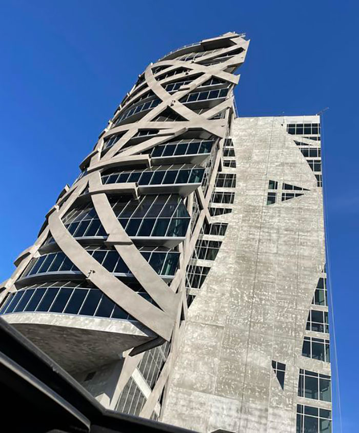 Todo lo que sé es que se encuentra en el condado de Los Ángeles y que ha estado en construcción por más de 5 años