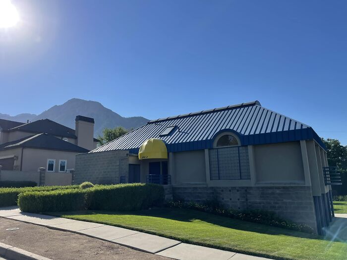  Cliente: “Lo que busco es una estética de centro comercial de la década de 1990. Piensa en un Blockbuster”