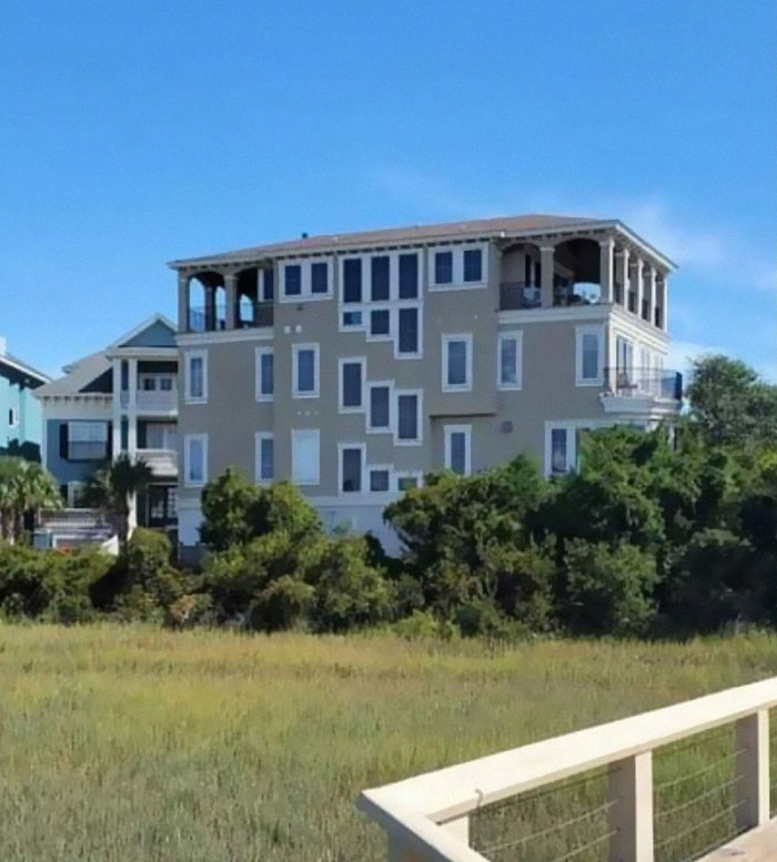 Las colinas tienen ojos. Y parece que este edificio de Hilton Head también los tiene
