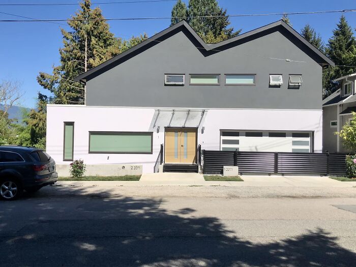 Lo hallé en Vancouver. No soy el único que cree que las ventanas se ven raras, ¿verdad?