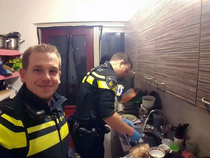 After A Woman Was Taken To The Hospital With Hypoglycemia, Two Policemen Stayed To Prepare Dinner For The Five Kids Who Were Still In The House And Did The Dishes