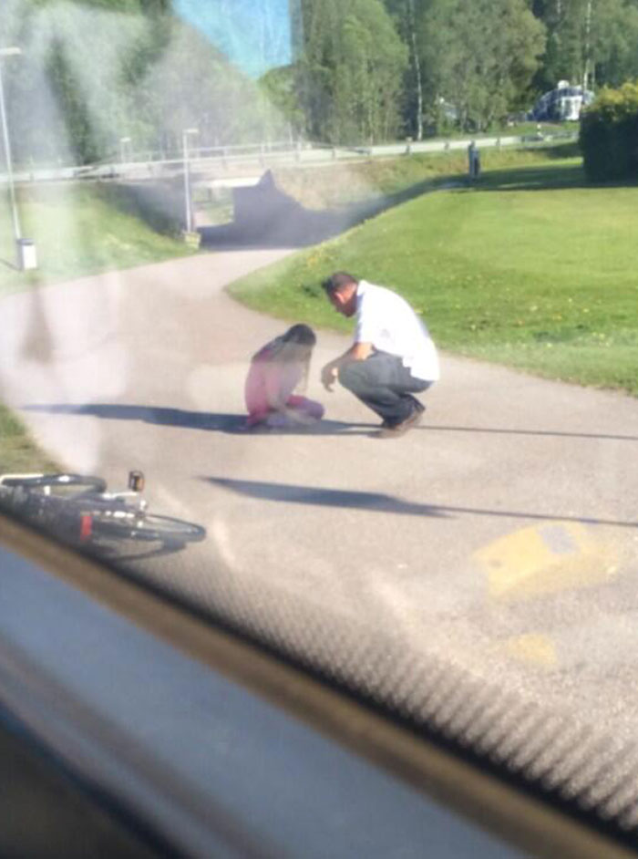 This Kind Bus Driver Stopped His Bus, Which Was Full Of Passengers, To Comfort A Bullied Girl He Saw Crying On The Side Of The Road